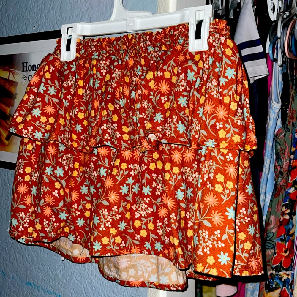 Hello I’m selling a fall skirt